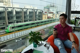 Toàn cảnh 9 đoàn tàu đường sắt Cát Linh - Hà Đông băng băng qua các nhà ga