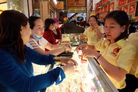 Vàng lao đốc đầu tuần