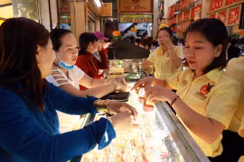 Vàng lao đốc đầu tuần