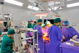 12 bác sĩ dốc sức mổ mở cứu bệnh nhân vỡ tim