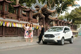 Ford EcoSport dạo phố mùa xuân bên cạnh những chiếc áo dài cách tân