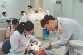 Trường Đại học Kinh doanh và Công nghệ Hà Nội khám, tư vấn và điều trị miễn phí răng miệng