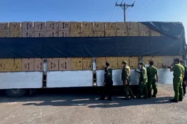 Lực lượng liên ngành kiểm tra hàng hóa trên xe.