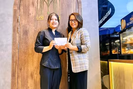 Nữ sinh viên trả lại 30.000 USD nhặt được trong lúc đi làm thêm 