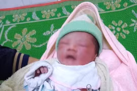 Bé gái sơ sinh không một mảnh vải che thân bị bỏ ở rẫy bắp