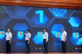 Lãnh đạo tỉnh Kiên Giang thực hiện nghi thức vận hành Cổng thông tin hỗ trợ doanh nghiệp tỉnh Kiên Giang. 