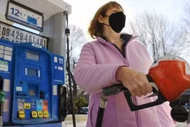 thế giới giảm thuế xăng dầu