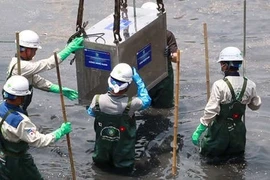 Chính thức tháo dỡ hệ thống thí điểm làm sạch sông Tô Lịch