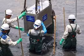 Chính thức tháo dỡ hệ thống thí điểm làm sạch sông Tô Lịch