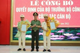 Trao quyết định bổ nhiệm 2 phó giám đốc Công an tỉnh Nghệ An. Ảnh: Công an tỉnh Nghệ An.