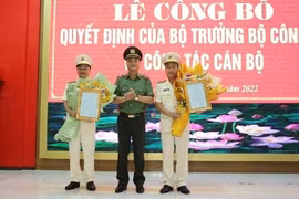 Trao quyết định bổ nhiệm 2 phó giám đốc Công an tỉnh Nghệ An. Ảnh: Công an tỉnh Nghệ An.