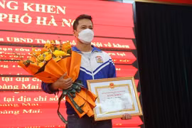 Trao bằng khen cho người hùng cứu bé gái trong vụ cháy ở Hà Nội