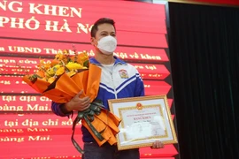 Trao bằng khen cho người hùng cứu bé gái trong vụ cháy ở Hà Nội