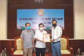 Chiều 31/5, đại diện nghệ sĩ Hoài Linh trao 1 tỷ đồng cho Quảng Trị