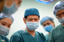 Trưởng ê-kíp mổ tách song sinh dính liền: 'Hành trình còn rất dài'