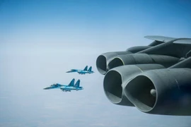 Video: Cú đánh chặn hiểm hóc của Su-27 Nga với B-52 Mỹ trên Biển Đen