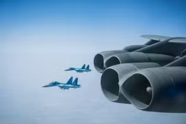 Video: Cú đánh chặn hiểm hóc của Su-27 Nga với B-52 Mỹ trên Biển Đen