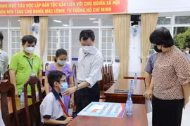 TS.BSCKII Nguyễn Tri Thức, Giám đốc Bệnh viện Chợ Rẫy TPHCM thăm hỏi và trao học bổng đỡ đầu cho các em không may có ba, mẹ mất vì nhiễm Covid-19.