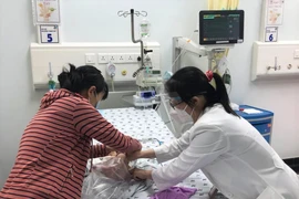 Bé sơ sinh bị tổn thương gan nặng do sốt xuất huyết