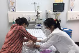 Bé sơ sinh bị tổn thương gan nặng do sốt xuất huyết