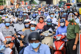 Ùn ứ giao thông ngày đầu Hà Nội kiểm soát vùng đỏ