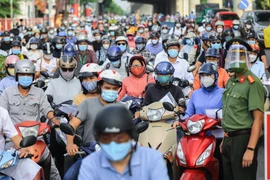 Ùn ứ giao thông ngày đầu Hà Nội kiểm soát vùng đỏ