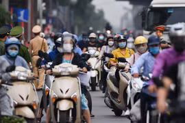 Sáng đầu tuần, đường Hà Nội lại đông đúc xe cộ