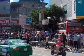 Xe khách đâm hàng loạt ô tô, xe máy tại Quảng Ninh, 5 người thương vong