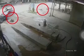 Ô tô phóng nhanh tông 2 xe máy đi ngược chiều