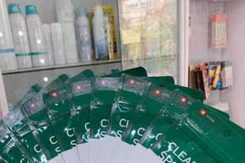 Miếng dán mụn dùng lâu có thể làm tắc lỗ chân lông, gây mụn