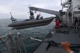 Xác định được vị trí hộp đen, Indonesia chạy đua tìm máy bay rơi