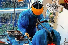 10 bệnh nhân Covid-19 nặng, "siêu nặng" được cứu sống ngoạn mục