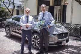 Sứ quán Anh tại Việt Nam tậu xe điện Jaguar I-Pace