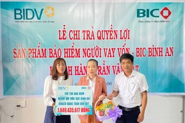 BIC trao tiền bảo hiểm cho đại diện gia đình khách hàng.