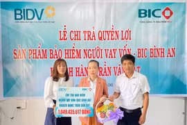 BIC trao tiền bảo hiểm cho đại diện gia đình khách hàng.