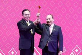 Thủ tướng nhận búa Chủ tịch ASEAN từ lãnh đạo Thái Lan