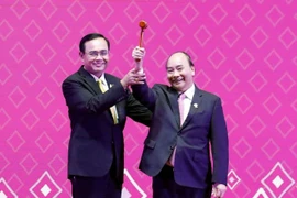 Thủ tướng nhận búa Chủ tịch ASEAN từ lãnh đạo Thái Lan