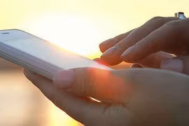 Cô gái 27 tuổi bị "thủng" võng mạc vì thường xuyên dùng điện thoại trong thời điểm này