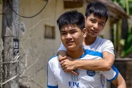 Nam sinh 10 năm "cõng bạn" chính thức chọn học ở Đại học Y Dược Thái Bình