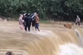 Video: Liều lĩnh khiêng xe máy vượt lũ