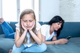 Cha mẹ nghiện điện thoại, con dễ hư