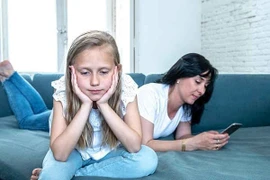 Cha mẹ nghiện điện thoại, con dễ hư