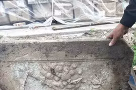 Nhìn tấm bia đá kỳ lạ và phát hiện động trời