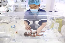 Sinh 3 đều chỉ nặng 600g