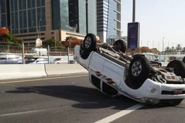 Vì sao xe hơi có 4 bánh nhưng vẫn lật?