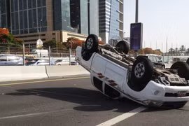 Vì sao xe hơi có 4 bánh nhưng vẫn lật?