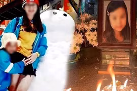 Nghẹn lòng dòng chữ bé gái 8 tuổi đề tặng mẹ trong tranh: "Con thương mẹ", "con yêu mẹ rất nhiều"