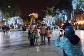 Người Hà Nội du xuân đêm giao thừa trong tiết trời lạnh giá