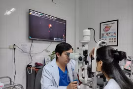 Chuyên gia lý giải vì sao tật khúc xạ ngày càng gia tăng?