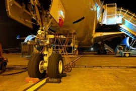 Máy phát điện nano thu năng lượng từ đi bộ